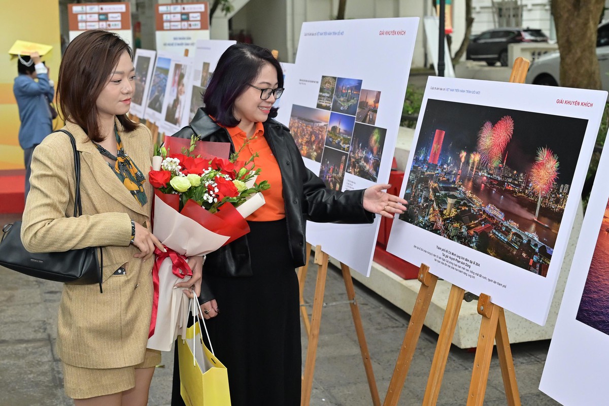 Các tác phẩm đoạt giải được trưng bày cho đông đảo công chúng thưởng thức tại khuôn viên ngoài trời của Báo Nhân Dân