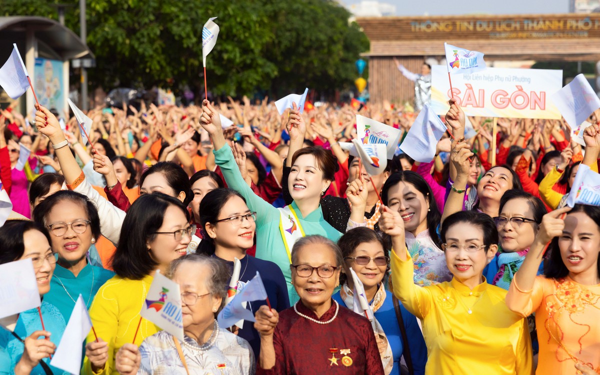 Đại sứ Doanh nhân Trang Phương đồng hành cùng màn đồng diễn dân vũ và diễu hành Áo dài quy mô lớn sáng 8/3- Ảnh 1.