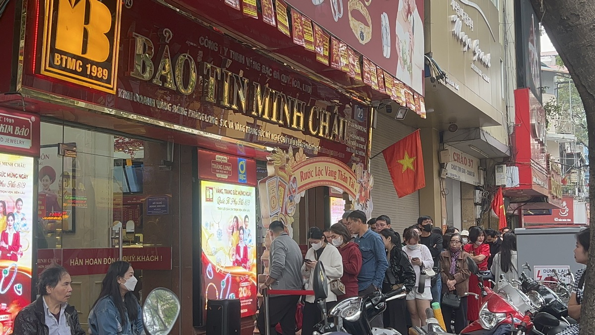 Giá vàng giảm, người dân cần lưu ý gì trước khi mua vàng?- Ảnh 1.