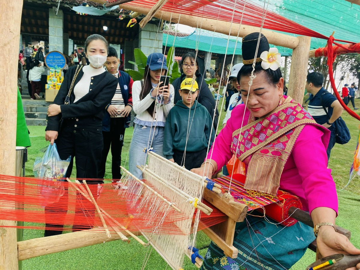 Sắc màu văn hóa các dân tộc Việt Nam: Không gian trải nghiệm sống động cùng hơn 100 nghệ nhân - Ảnh 1.