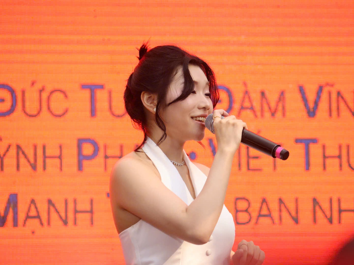 Ca sĩ trẻ Phương Khanh hát mở màn với hai ca khúc: Mỗi ngày tôi chọn một niềm vui, Quỳnh hương. Ảnh: Hồ Lam