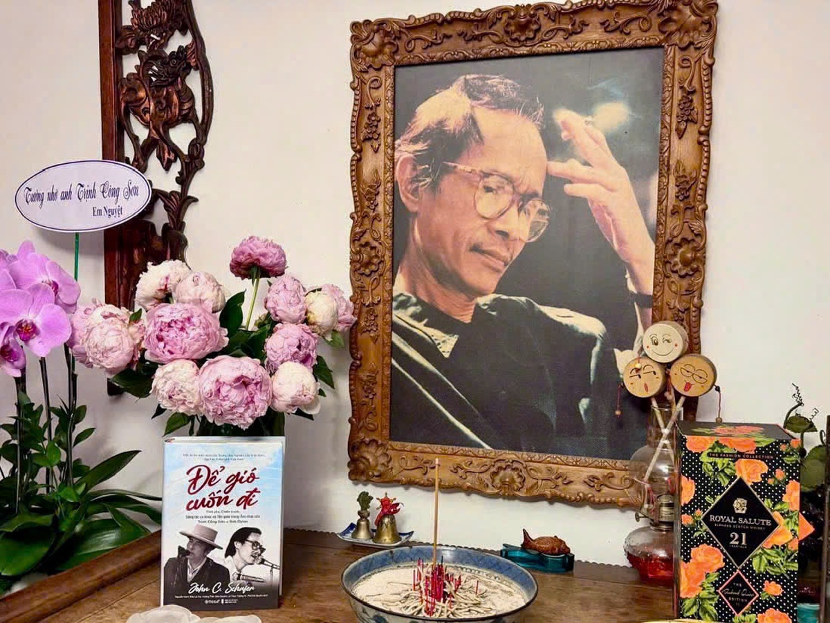 Sách "Để gió cuốn đi" được đặt trang trọng trên bàn thờ của nhạc sĩ Trịnh Công Sơn