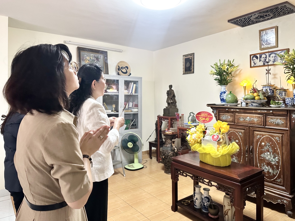 Chủ tịch Hội LHPN Việt Nam Lê Thị Thủy tri ân những 