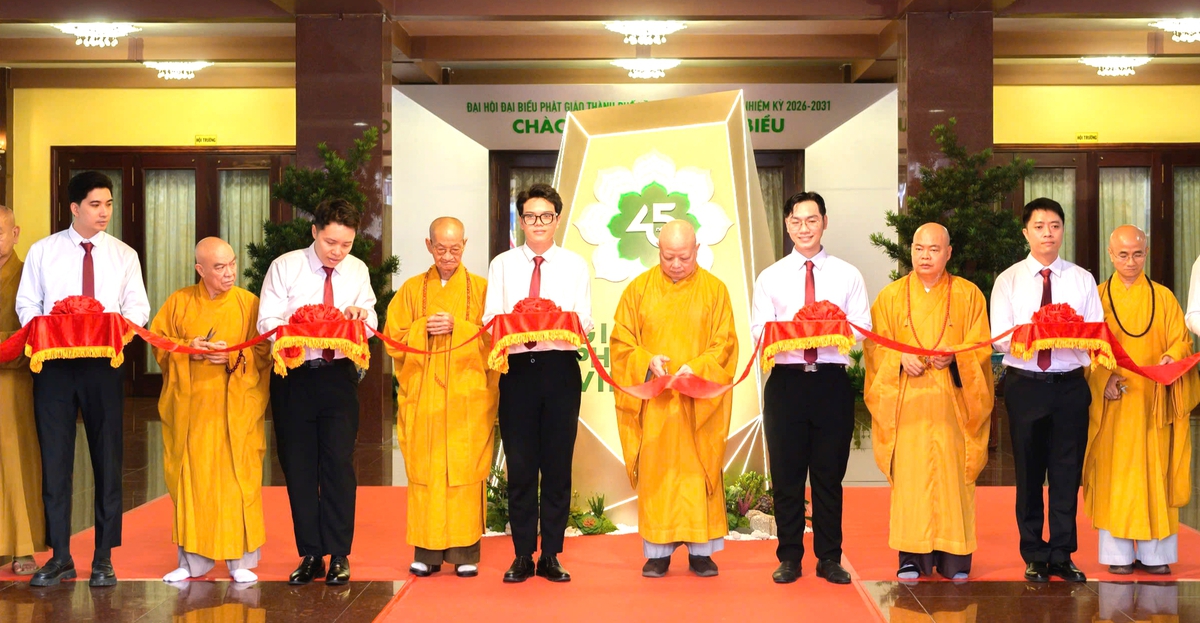 Các đại biểu cắt băng khai mạc