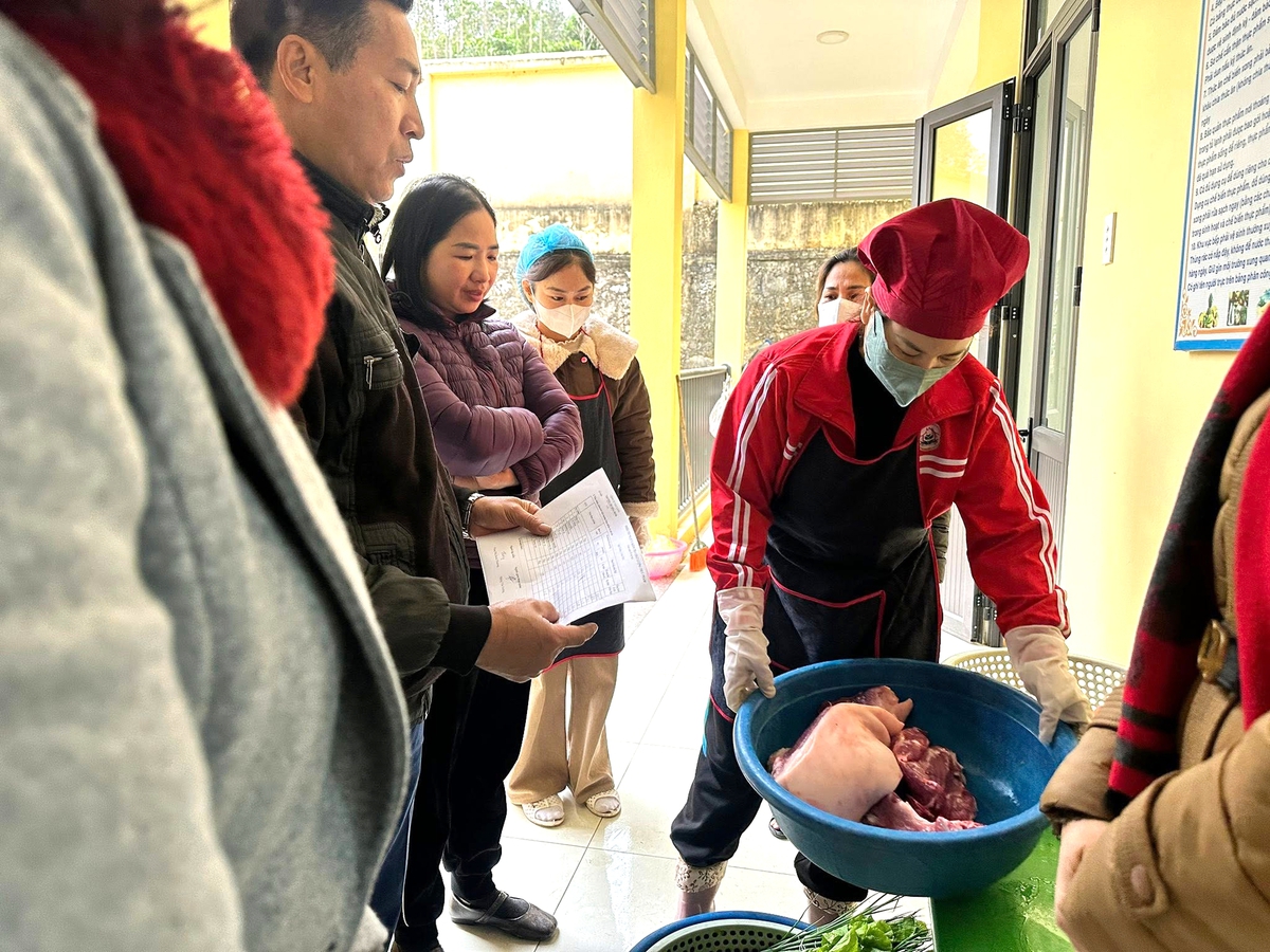 Thái Nguyên: Thịt lợn có mùi lạ, tạm dừng nhà cung cấp thực phẩm cho trường mầm non- Ảnh 3.