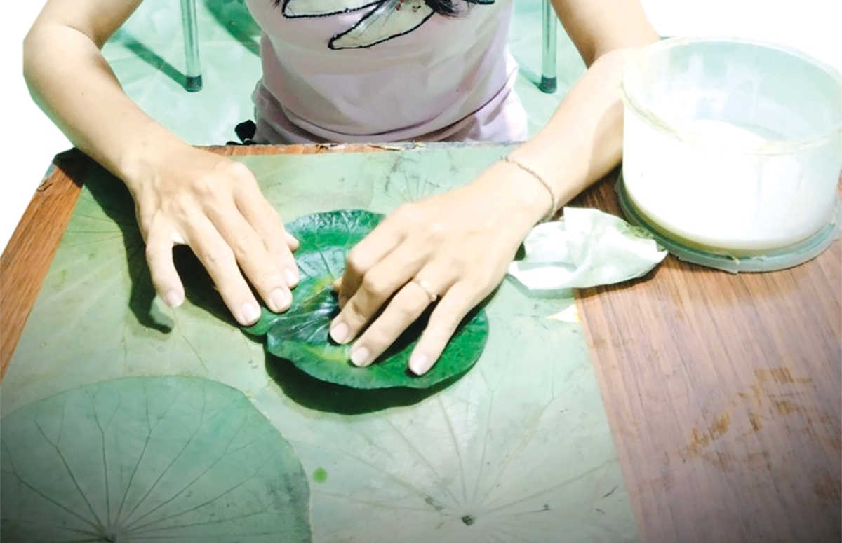 Biến lá sen thành tác phẩm nghệ thuật, chia sẻ sinh kế từ mô hình sống xanh- Ảnh 1.