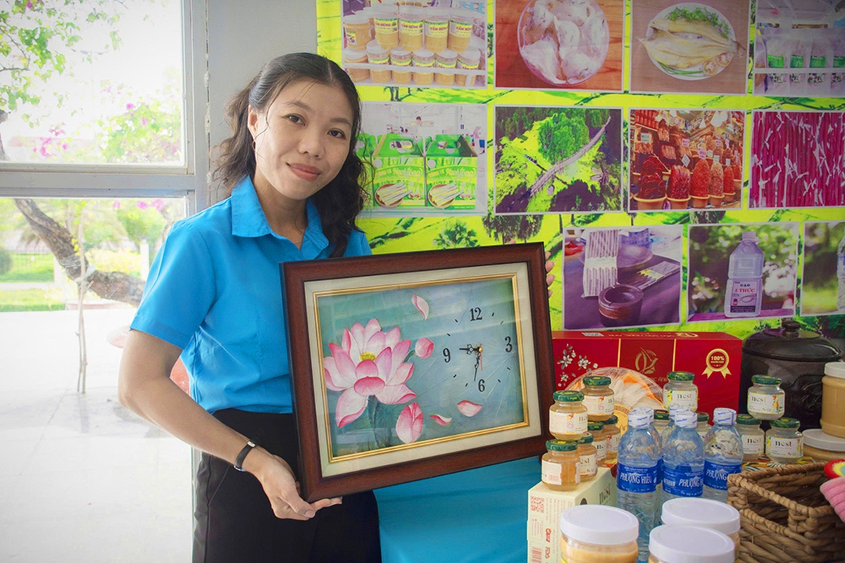 Biến lá sen thành tác phẩm nghệ thuật, chia sẻ sinh kế từ mô hình sống xanh- Ảnh 2.