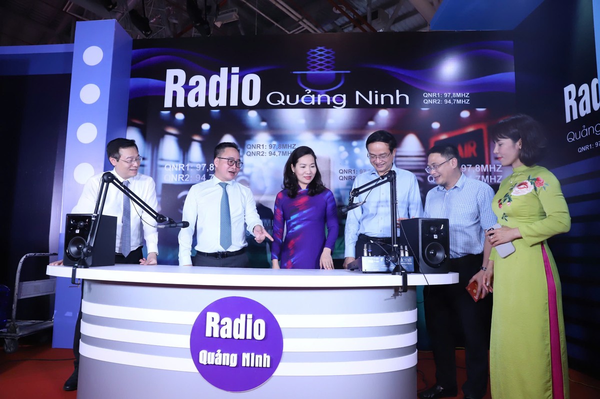 Rực rỡ không gian trưng bày "Dòng chảy báo chí Quảng Ninh"- Ảnh 1.