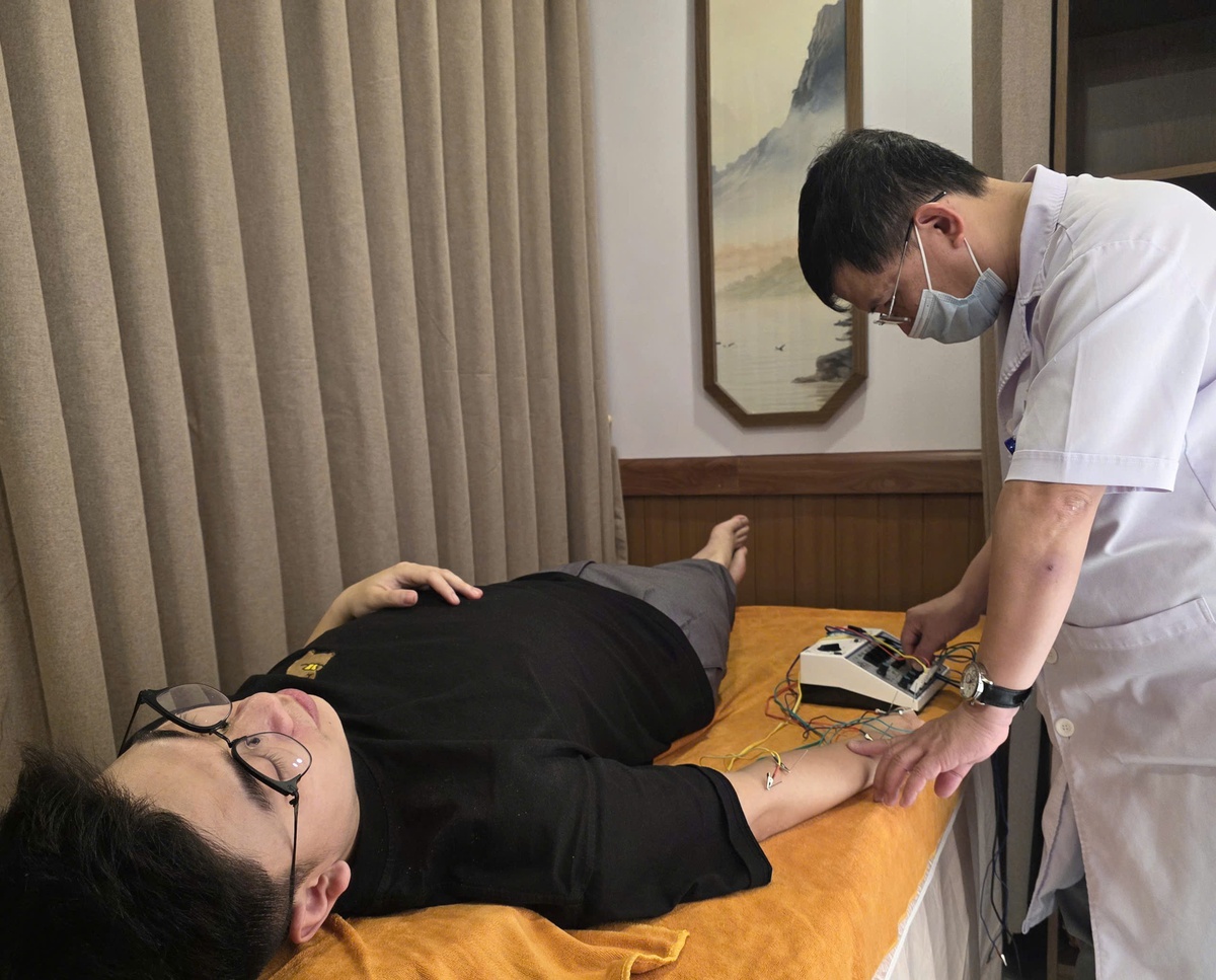 Cánh tay liệt vì thói quen khi ngủ trưa của dân văn phòng- Ảnh 1.