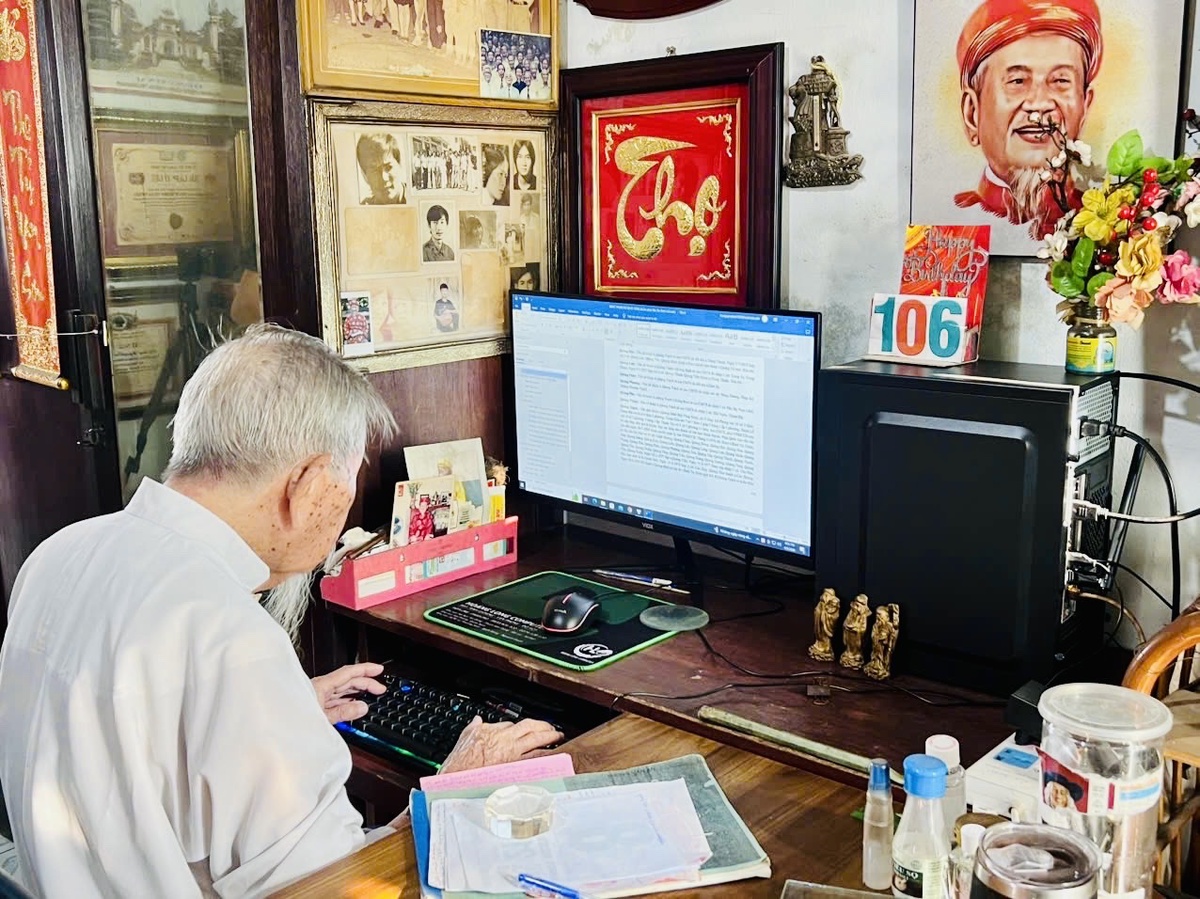 Ở tuổi 106, nhà nghiên cứu Nguyễn Đình Tư vẫn ngồi viết sách trên máy tính đều đặn. Ảnh: Hồ Lam