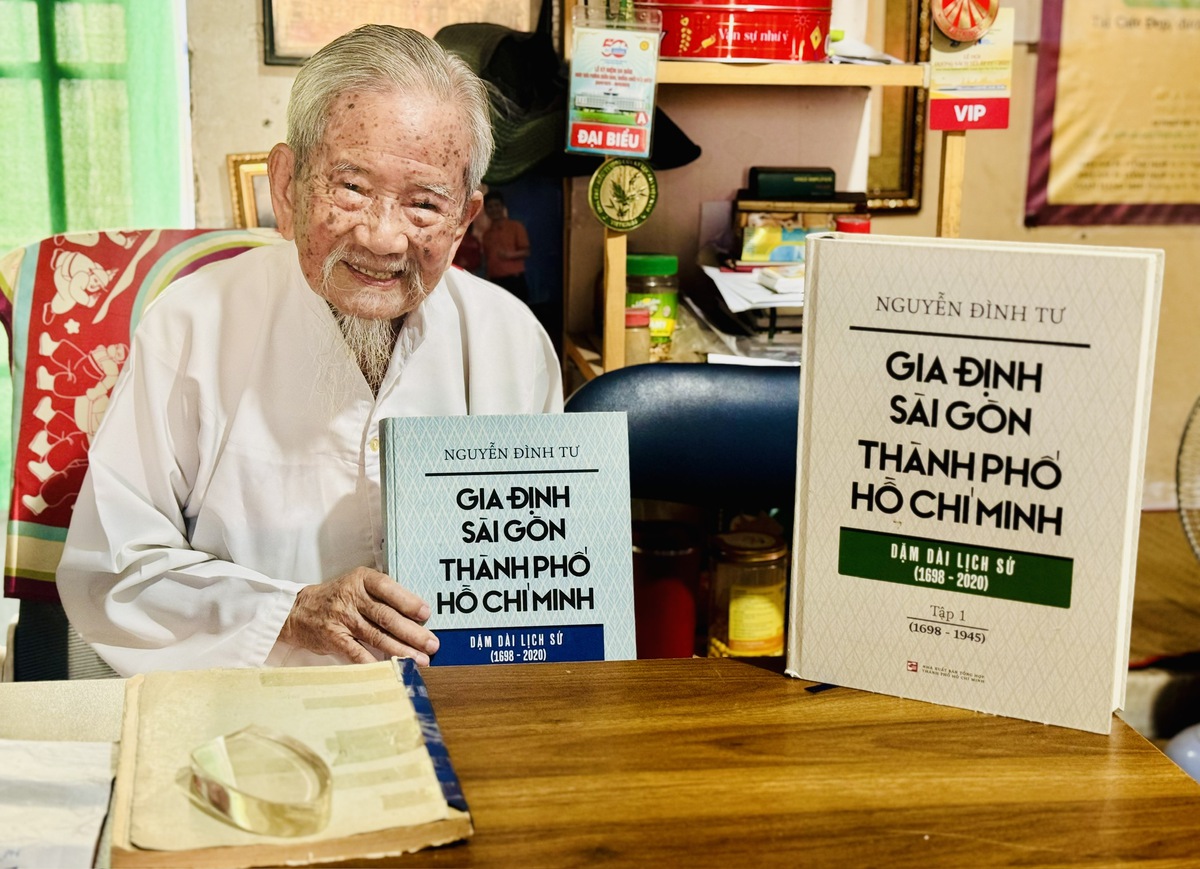 Nhà nghiên cứu Nguyễn Đình Tư và công trình nghiên cứu Gia Định - Sài Gòn - TPHCM: Dặm dài lịch sử (1698-2020) gồm 2 tập. Bộ sách đoạt giải A giải Sách quốc gia năm 2024. Ảnh: Hồ Lam