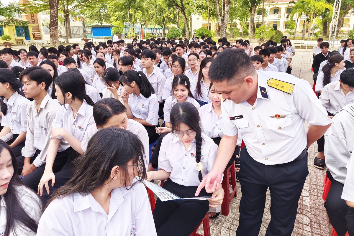 Lan tỏa tình yêu biển đảo đến hơn 3.000 cán bộ, nhân dân, học sinh tỉnh Lâm Đồng- Ảnh 2.