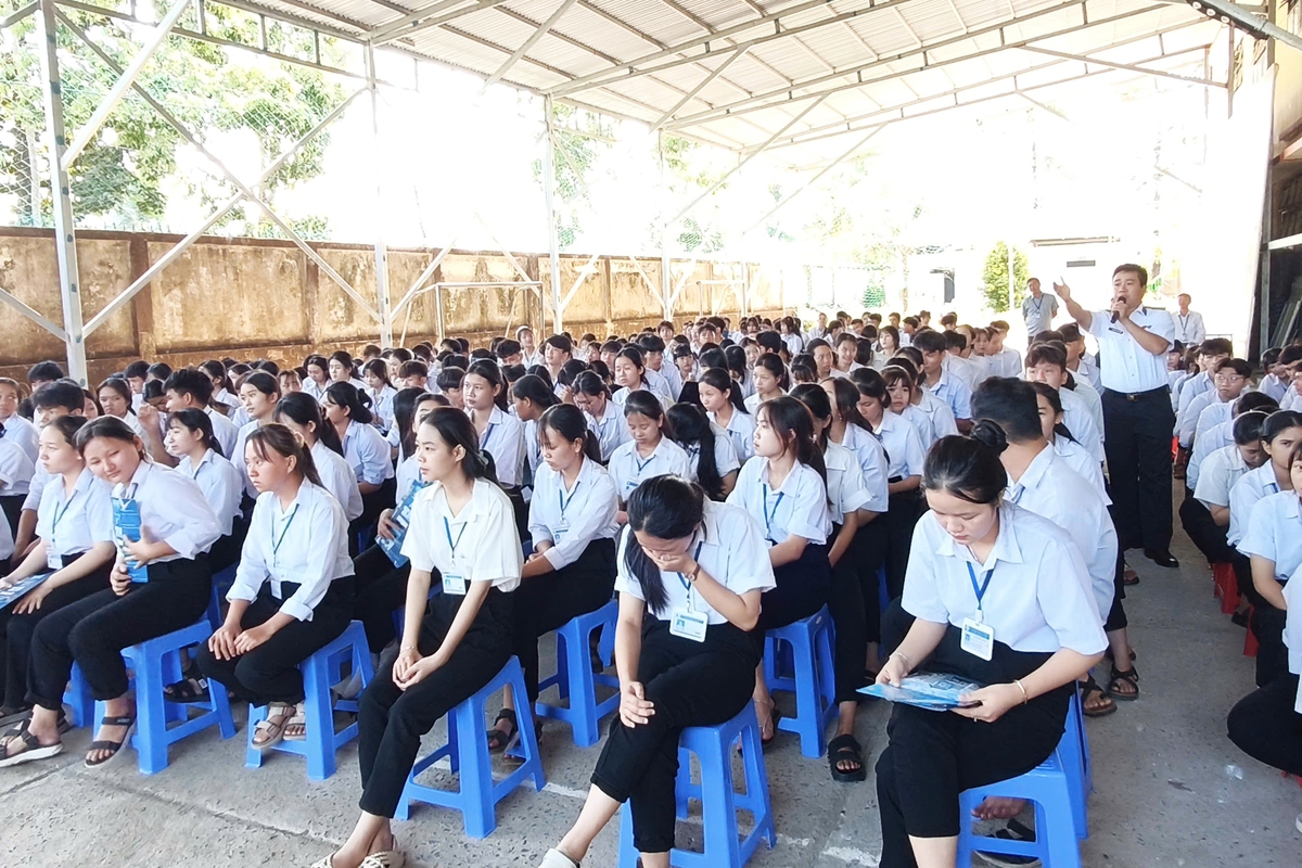 Lan tỏa tình yêu biển đảo đến hơn 3.000 cán bộ, nhân dân, học sinh tỉnh Lâm Đồng- Ảnh 1.