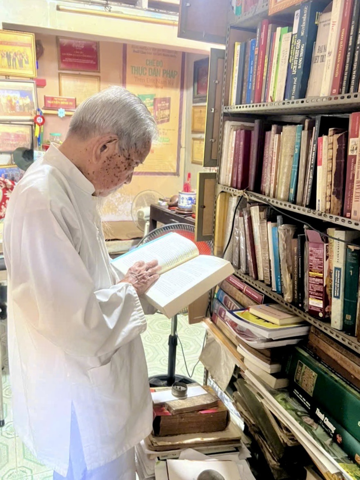 Một góc phòng làm việc của nhà nghiên cứu bách niên có rất nhiều đầu sách quý về lịch sử, văn hoá Việt Nam. Ảnh: Hồ Lam