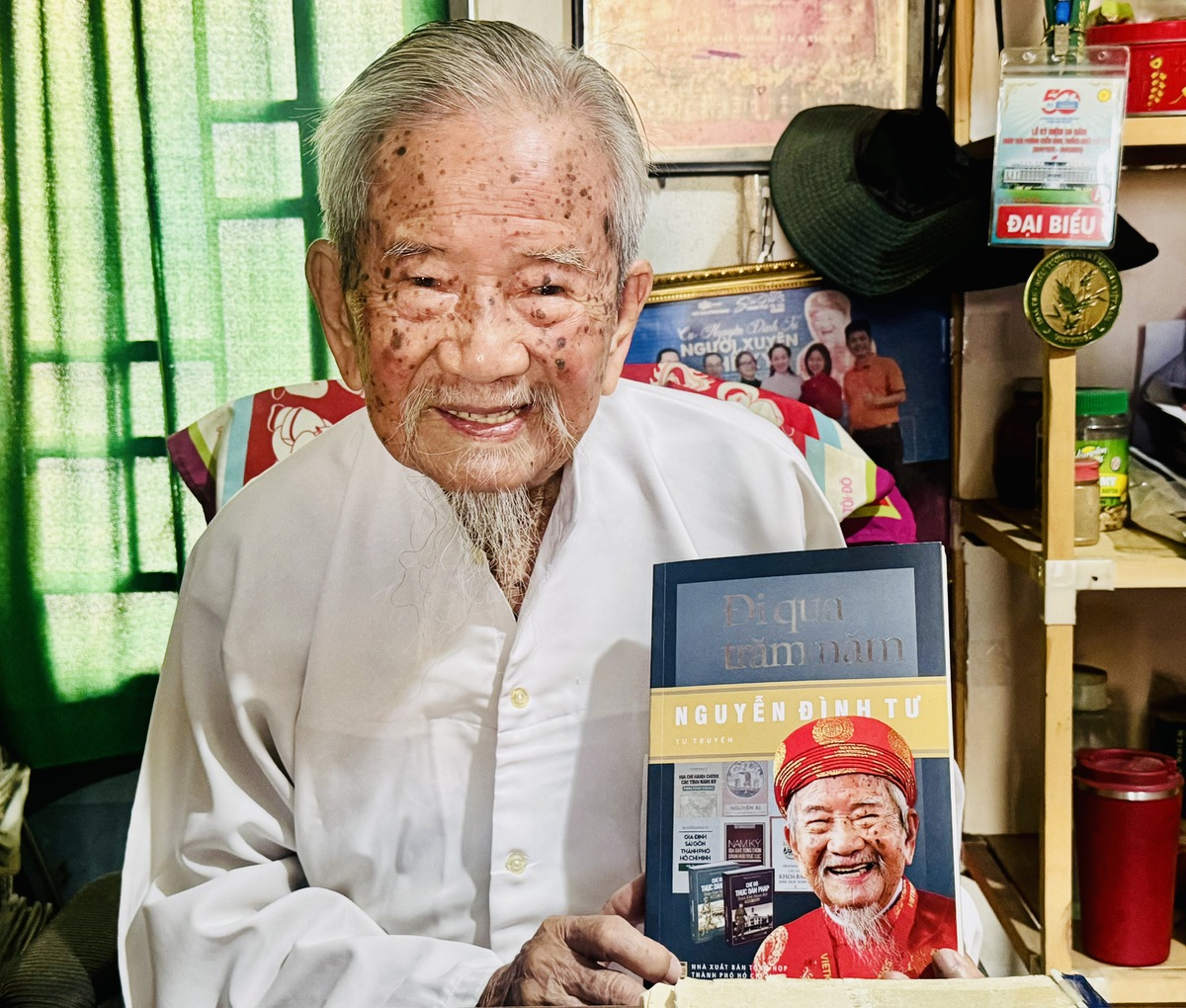 Nhà nghiên cứu Nguyễn Đình Tư và tự truyện "Đi qua trăm năm", tác phẩm do Bí thư TPHCM Nguyễn Văn Nên đặt hàng ông viết. Ảnh: Hồ Lam