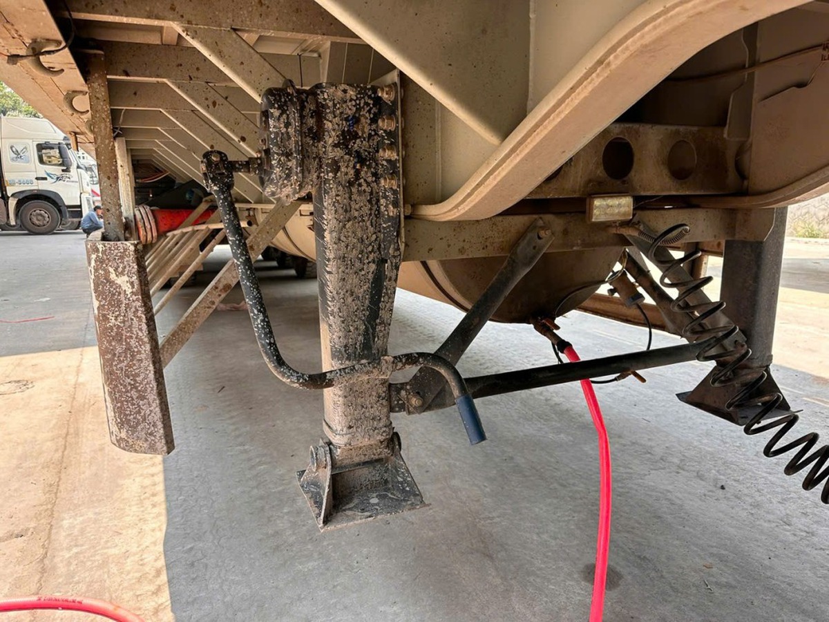 Bắt giữ vụ vận chuyển trái phép hơn 1.200 lít dầu Diesel qua biên giới- Ảnh 1.