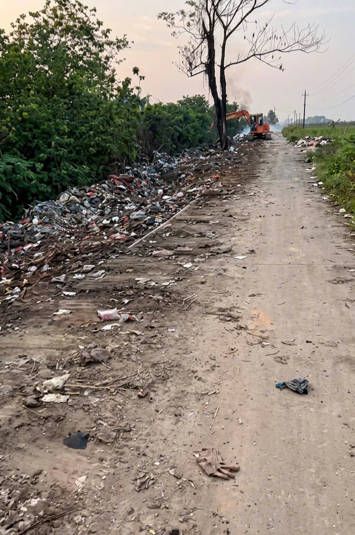 Bãi rác "vỡ trận" ở Hưng Yên: Xử lý bằng cách… dồn rác xuống rãnh?- Ảnh 1.