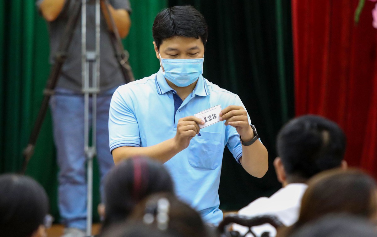 Hà Nội xây thêm gần 1.000 trường học, có giải được bài toán thiếu trường, lớp học quá tải?- Ảnh 1.