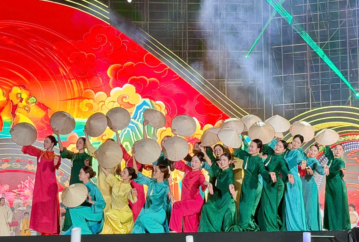 Hàng vạn người tham dự khai mạc Liên hoan Phát thanh toàn quốc 2026 tại Quảng Ninh - Ảnh 3.