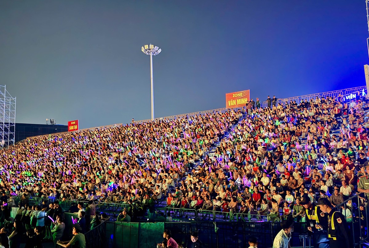 Hàng vạn người tham dự khai mạc Liên hoan Phát thanh toàn quốc 2026 tại Quảng Ninh - Ảnh 6.