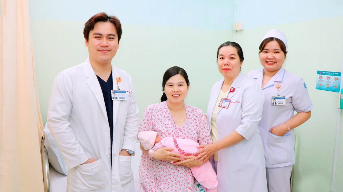 Cứu mẹ con sản phụ bị u xơ tử cung hiếm thấy- Ảnh 1.