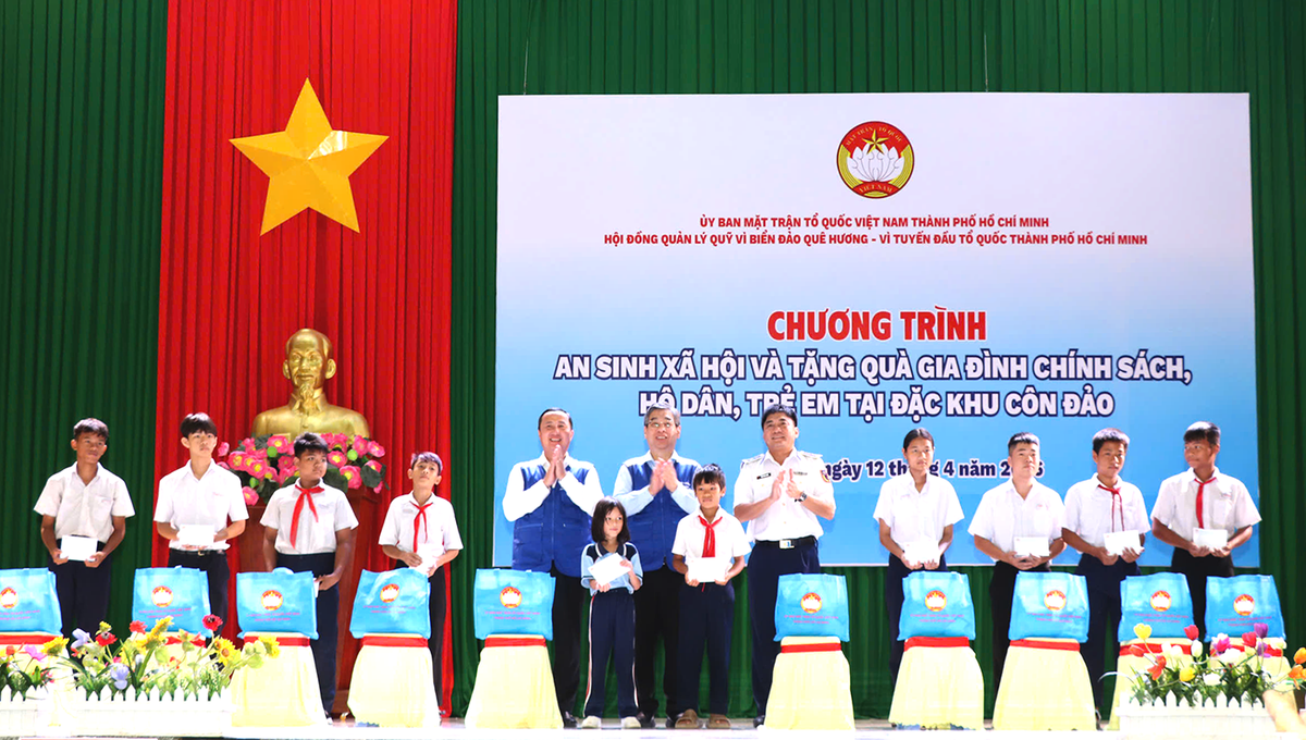 Nhiều phần quà ý nghĩa được trao tặng quân - dân ở Côn Đảo- Ảnh 1.