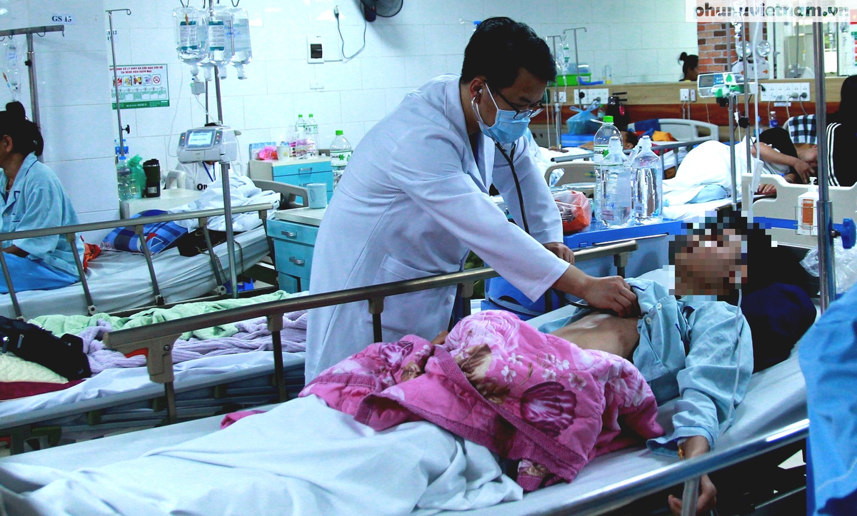 Nhiều người trẻ nhập viện trong tình trạng nguy kịch do thử hút thuốc lá điện tử - Ảnh 2.