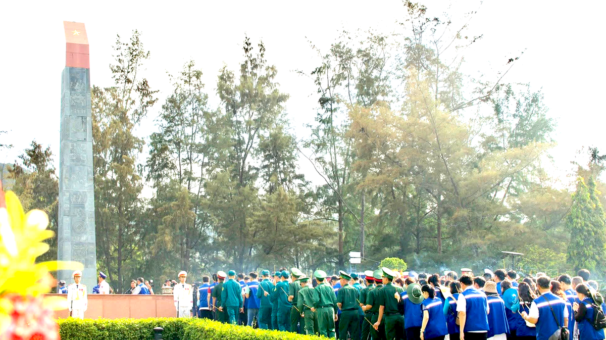 Nhiều phần quà ý nghĩa được trao tặng quân - dân ở Côn Đảo- Ảnh 5.