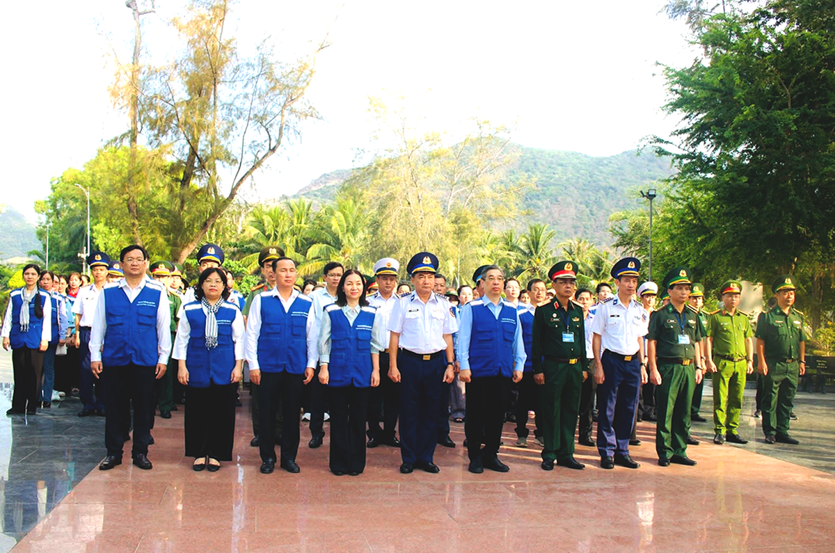 Nhiều phần quà ý nghĩa được trao tặng quân - dân ở Côn Đảo- Ảnh 4.