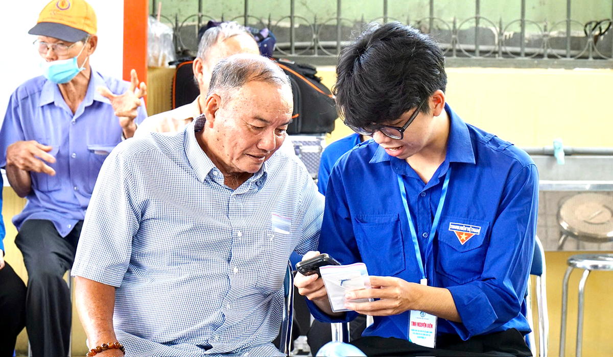 TPHCM: Đưa dịch vụ công về tận ấp, người dân tự tin làm hồ sơ trực tuyến- Ảnh 1.