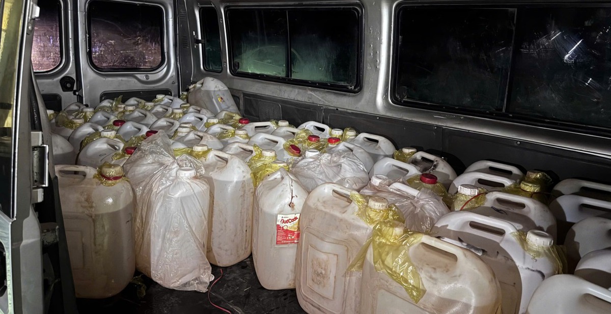 Phát hiện xe đầu kéo "chế" ngăn bí mật vận chuyển trái phép dầu diesel sang Lào- Ảnh 1.