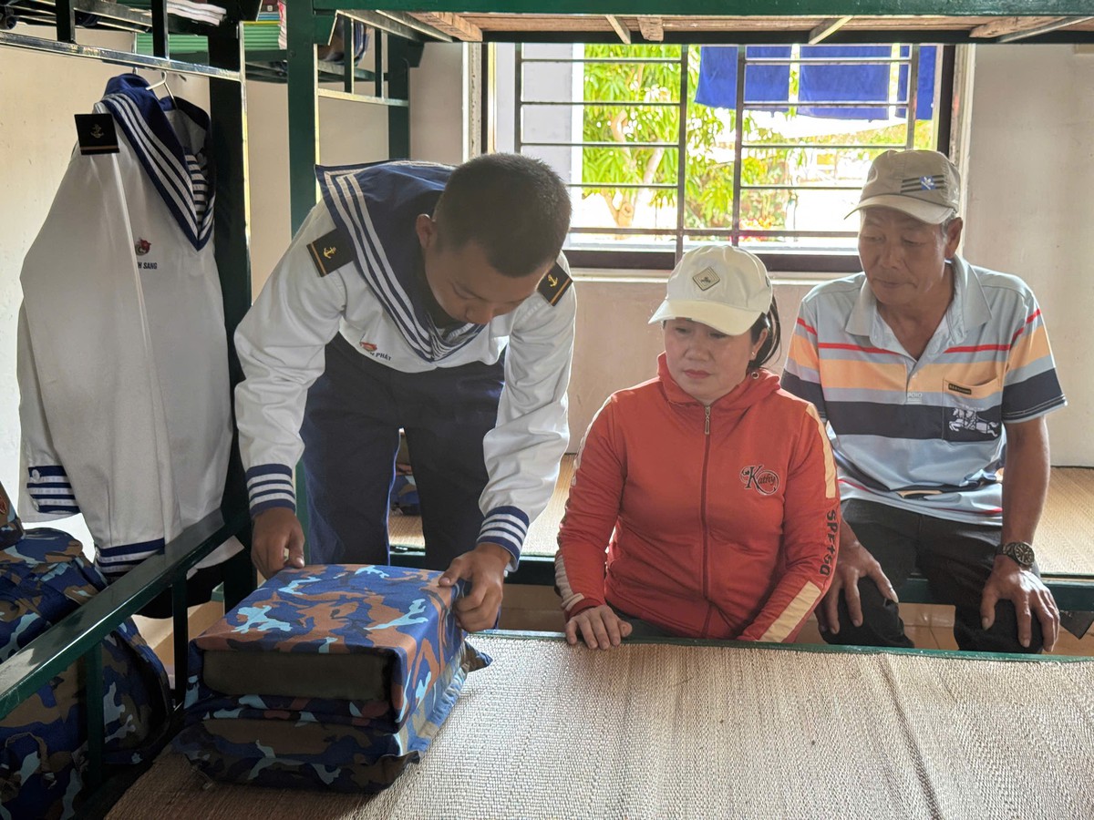 Người thân xúc động, tự hào khi đến thăm chiến sĩ mới ở Vùng 4 Hải quân- Ảnh 6.