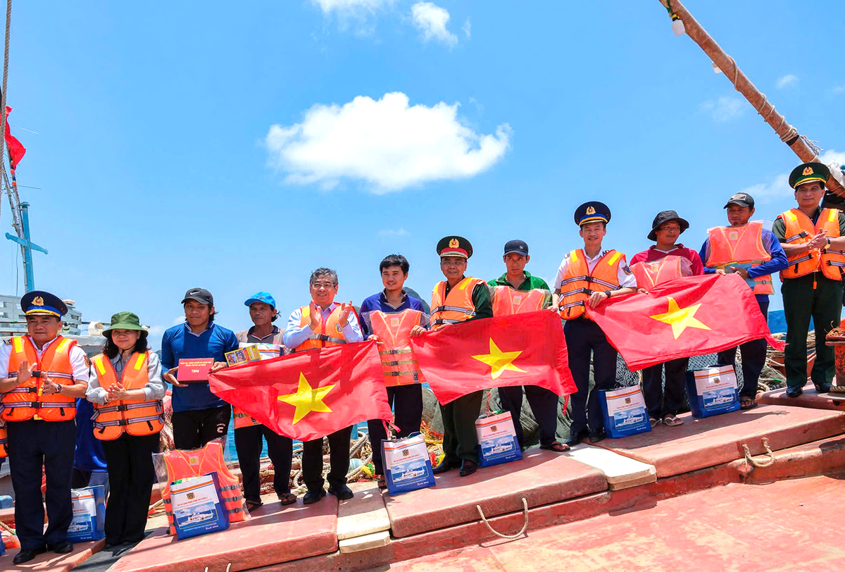 Nhiều phần quà ý nghĩa được trao tặng quân - dân ở Côn Đảo- Ảnh 3.