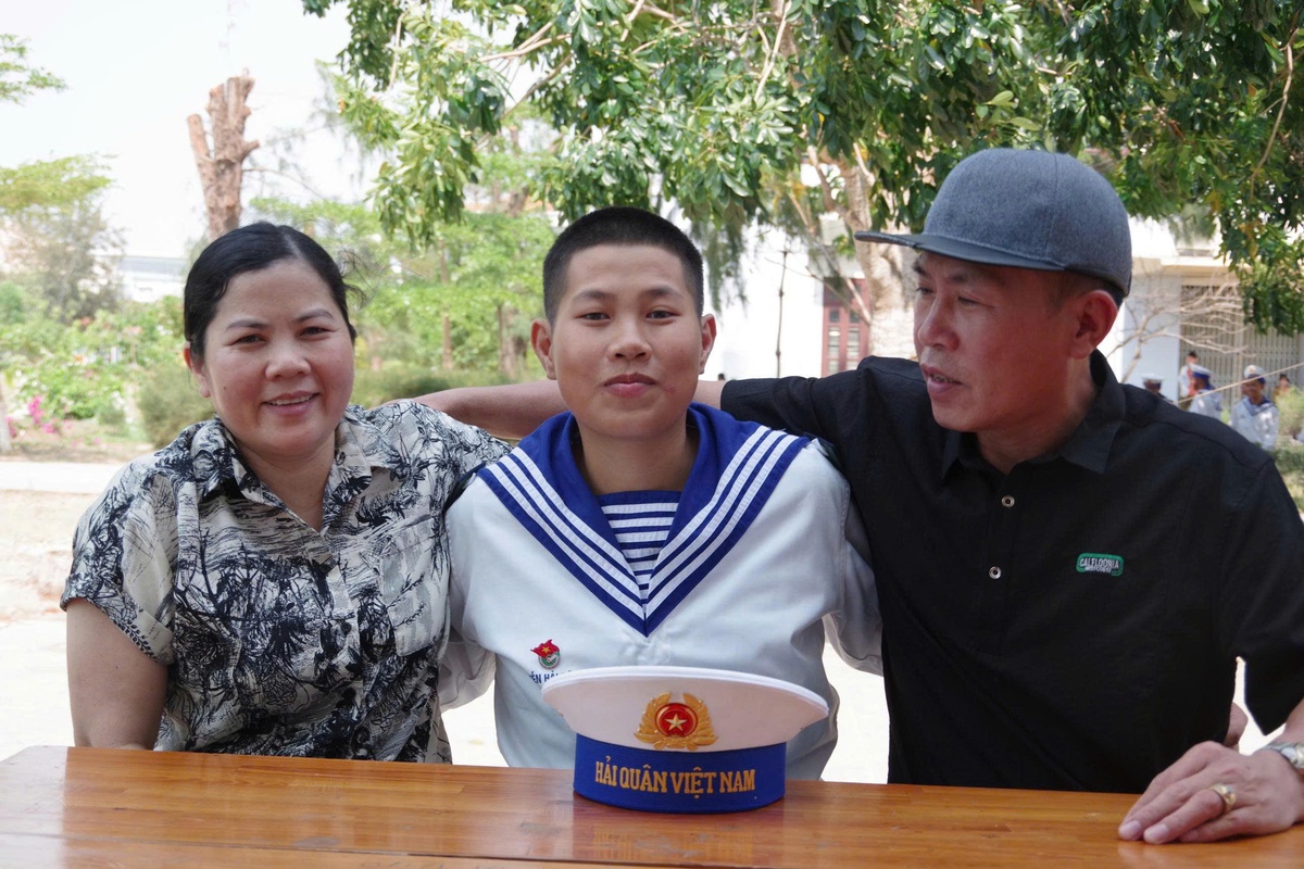Người thân xúc động, tự hào khi đến thăm chiến sĩ mới ở Vùng 4 Hải quân- Ảnh 1.