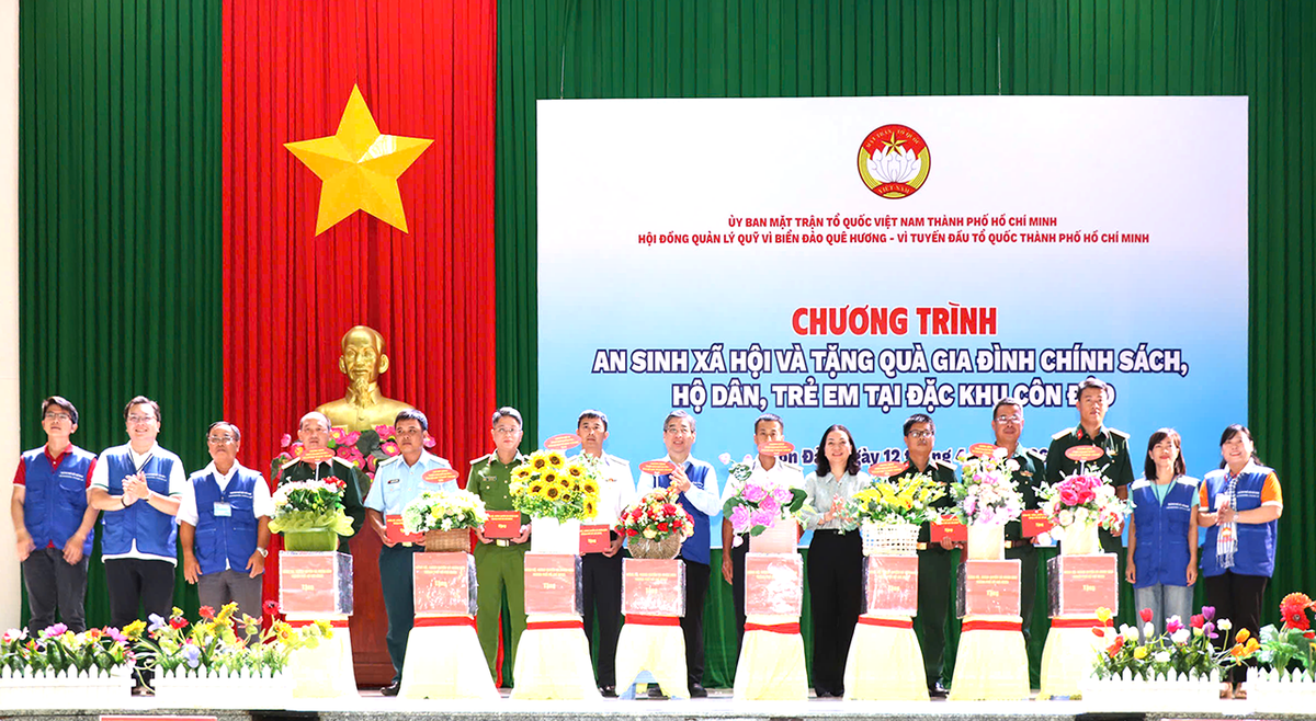 Nhiều phần quà ý nghĩa được trao tặng quân - dân ở Côn Đảo- Ảnh 2.