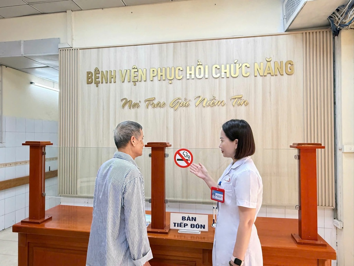 Cam kết không hút thuốc ngay từ khi làm thủ tục nhập viện- Ảnh 1.