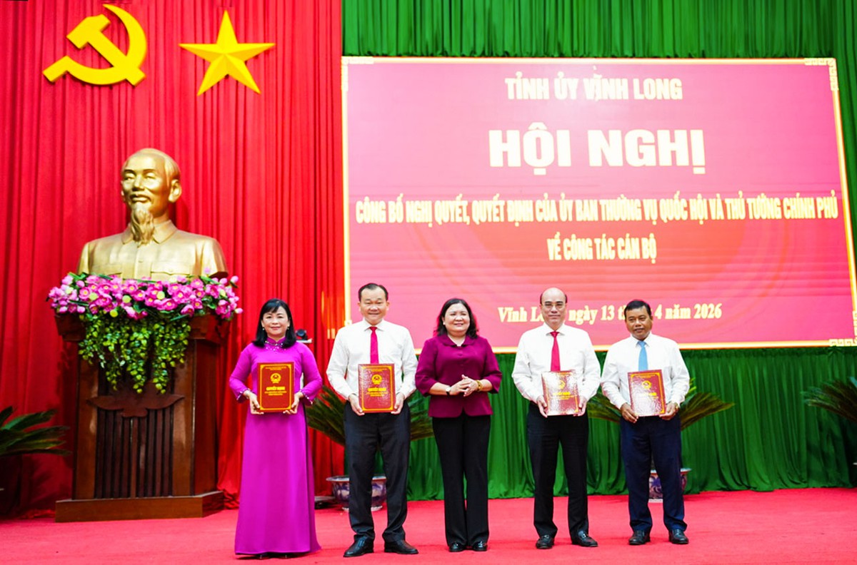 Vĩnh Long công bố các nghị quyết, quyết định về công tác cán bộ- Ảnh 2.