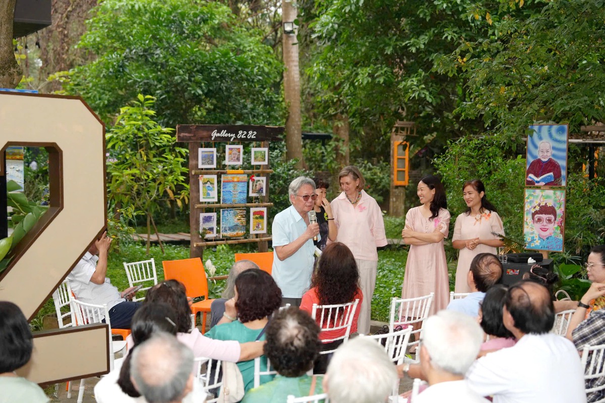 Giáo sư Vật lý 82 tuổi tìm cảm hứng từ niềm vui cầm cọ- Ảnh 1.