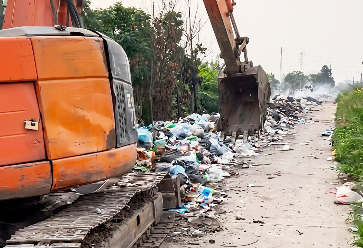 Bãi rác "vỡ trận" ở Hưng Yên: Sở Nông nghiệp & Môi trường nói gì về cách xử lý gạt rác xuống rãnh?- Ảnh 2. Bãi rác "vỡ trận" ở Hưng Yên: Sở Nông nghiệp & Môi trường nói gì về cách xử lý gạt rác xuống rãnh?- Ảnh 2.