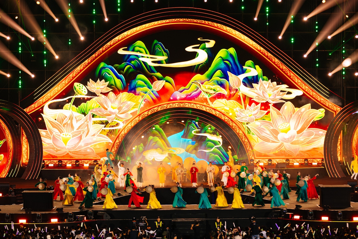 Sân khấu chương trình được chăm chút kỹ lưỡng từ khâu thiết kế, ánh sáng, đồ họa...