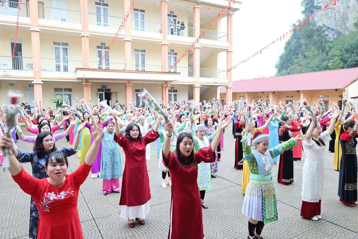 Phụ nữ Cao Bằng phát động đồng diễn dân vũ chào mừng Đại hội phụ nữ toàn quốc XIV- Ảnh 2. Phụ nữ Cao Bằng phát động đồng diễn dân vũ chào mừng Đại hội phụ nữ toàn quốc XIV- Ảnh 2.