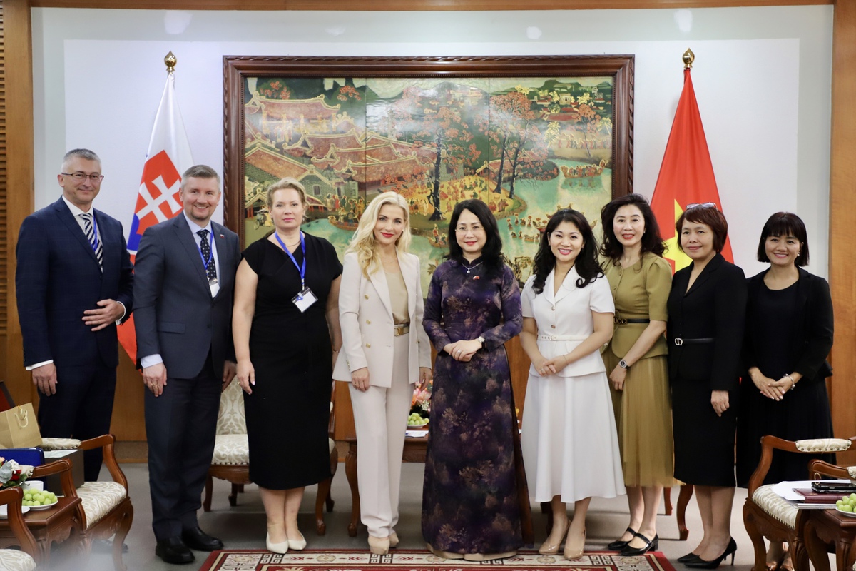 Các đại biểu chụp ảnh lưu niệm