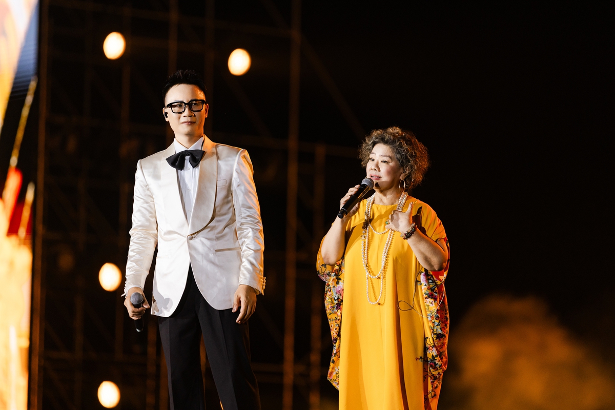 NSND Thanh Hoa và ca sĩ Hoàng Bách