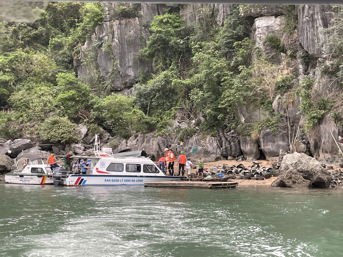Tạm giữ, tịch thu tang vật một số hộ nuôi thủy sản trái phép trên vịnh Hạ Long- Ảnh 1. Tạm giữ, tịch thu tang vật một số hộ nuôi thủy sản trái phép trên vịnh Hạ Long- Ảnh 1.