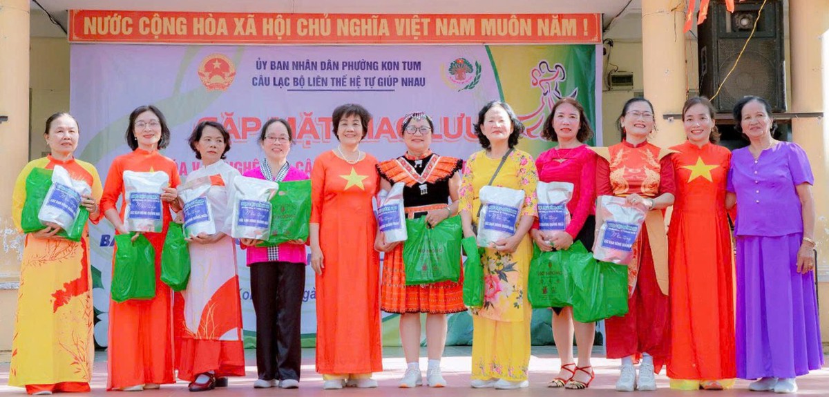 CLB liên thế hệ tự giúp nhau - hạt nhân gắn kết cộng đồng- Ảnh 1. CLB liên thế hệ tự giúp nhau - hạt nhân gắn kết cộng đồng- Ảnh 1.