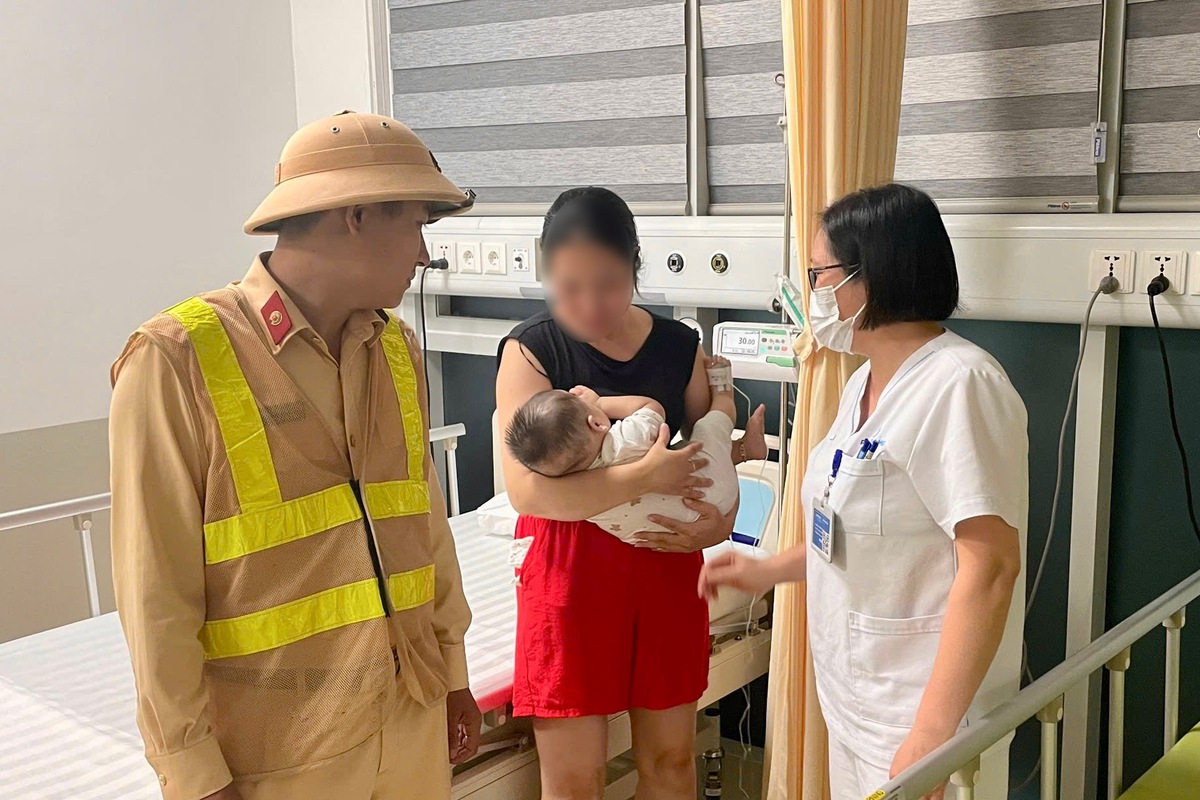 Cảnh sát giao thông kịp thời đưa bé 7 tháng tuổi nguy kịch đi cấp cứu trong đêm- Ảnh 1.