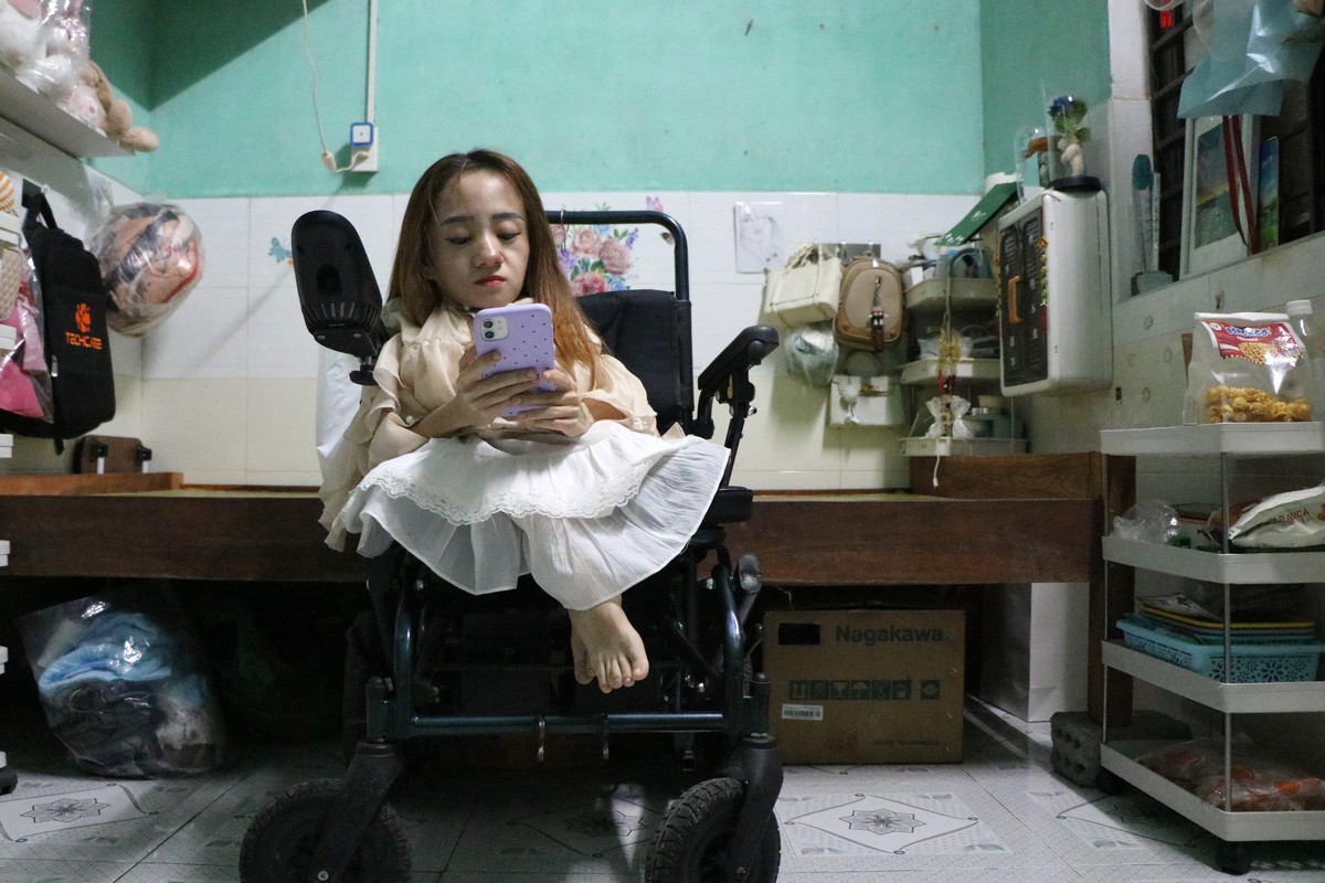 Ánh mặt trời qua ô cửa hẹp và giấc mơ tự do của "đóa hoa thủy tinh"- Ảnh 1.