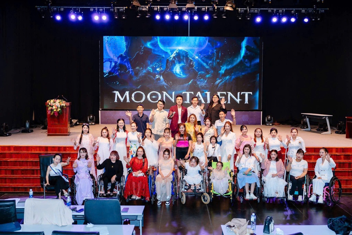 Ánh mặt trời qua ô cửa hẹp và giấc mơ tự do của "đóa hoa thủy tinh"- Ảnh 4.