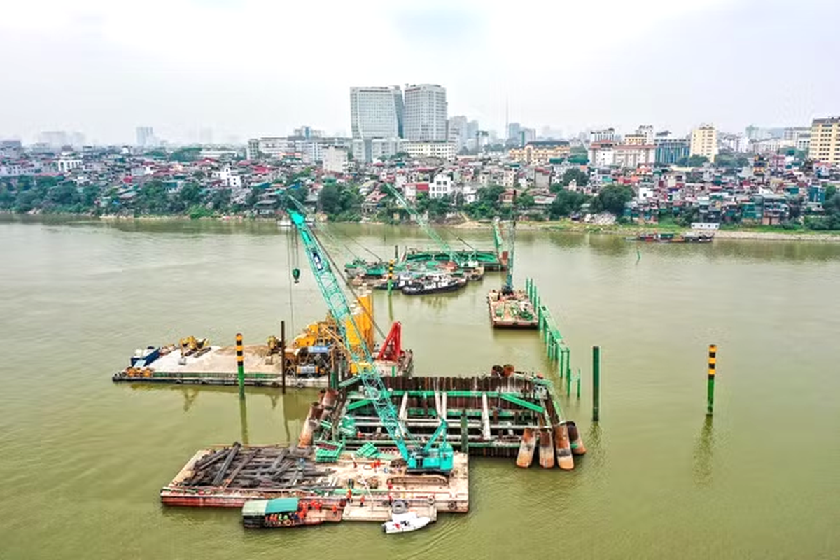 Gỡ "điểm nghẽn" mặt bằng, tăng tốc 2 dự án cầu vượt sông Hồng- Ảnh 1.
