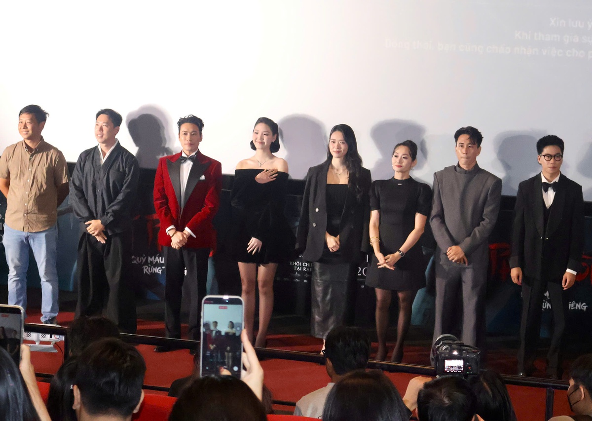 Dàn diễn viên trong buổi họp báo ra mắt phim. Ảnh: Hồ Lam Dàn diễn viên trong buổi họp báo ra mắt phim. Ảnh: Hồ Lam